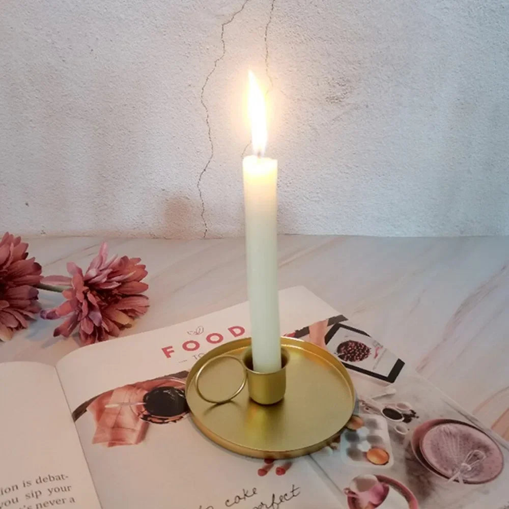 Castiçal de Metal com Alça Portátil para Mesa e Decoração Lenogue Dourado