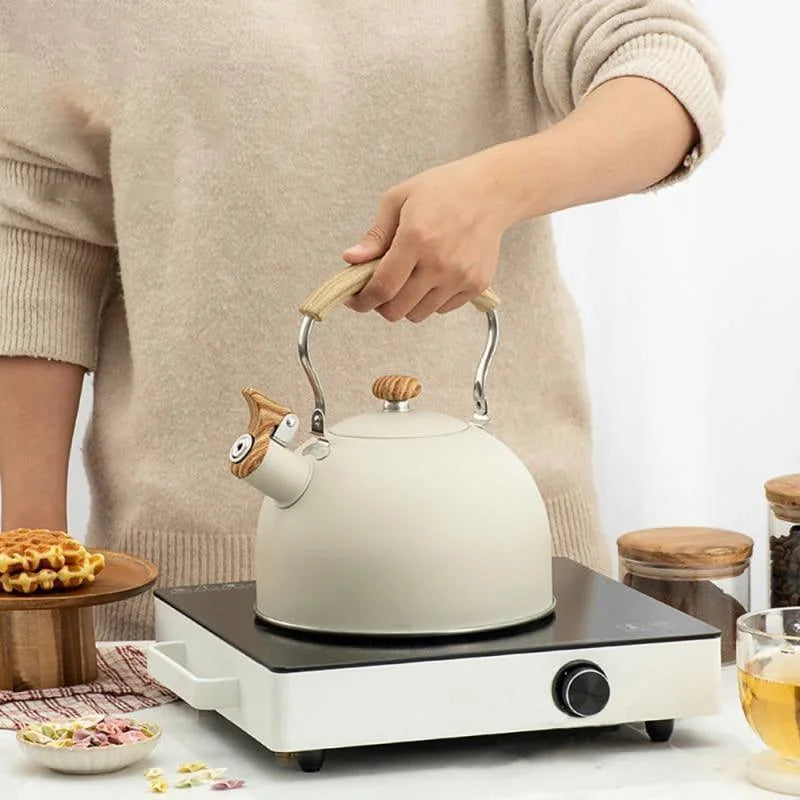 Chaleira Inox com Alça de Madeira e Apito para Fogão 2,5l Lenogue