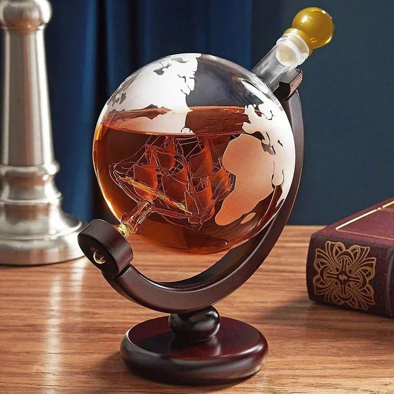 Conjunto Decanter Globo de Vidro com Suporte Madeira e 2 Copos Lenogue