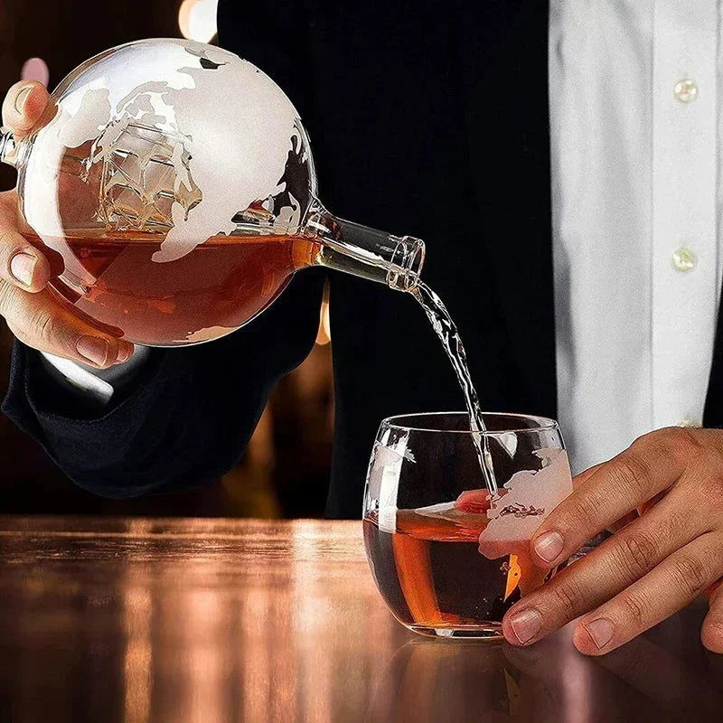 Conjunto Decanter Globo de Vidro com Suporte Madeira e 2 Copos Lenogue