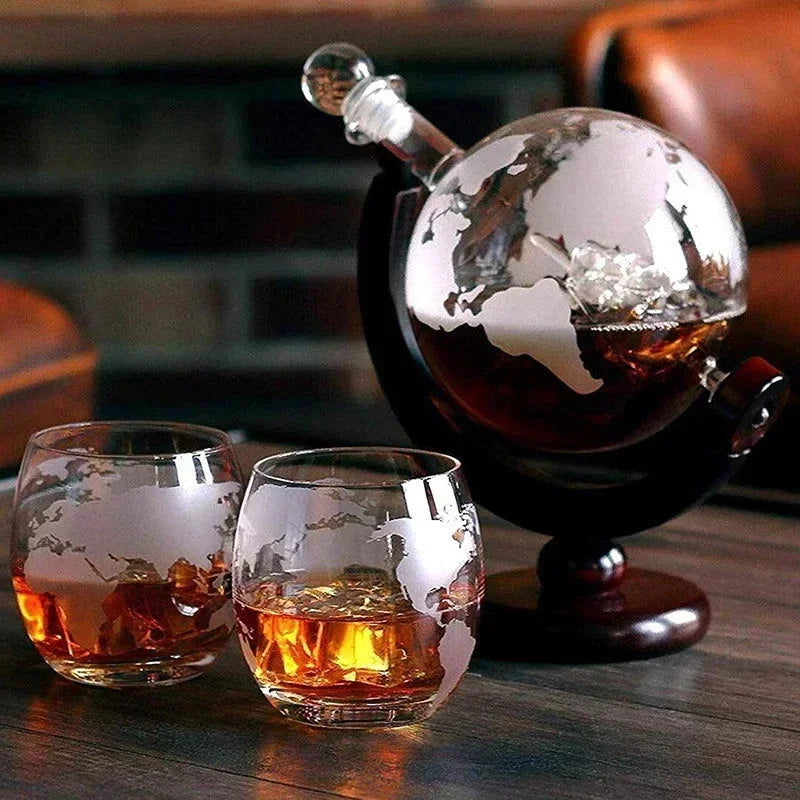 Conjunto Decanter Globo de Vidro com Suporte Madeira e 2 Copos Lenogue