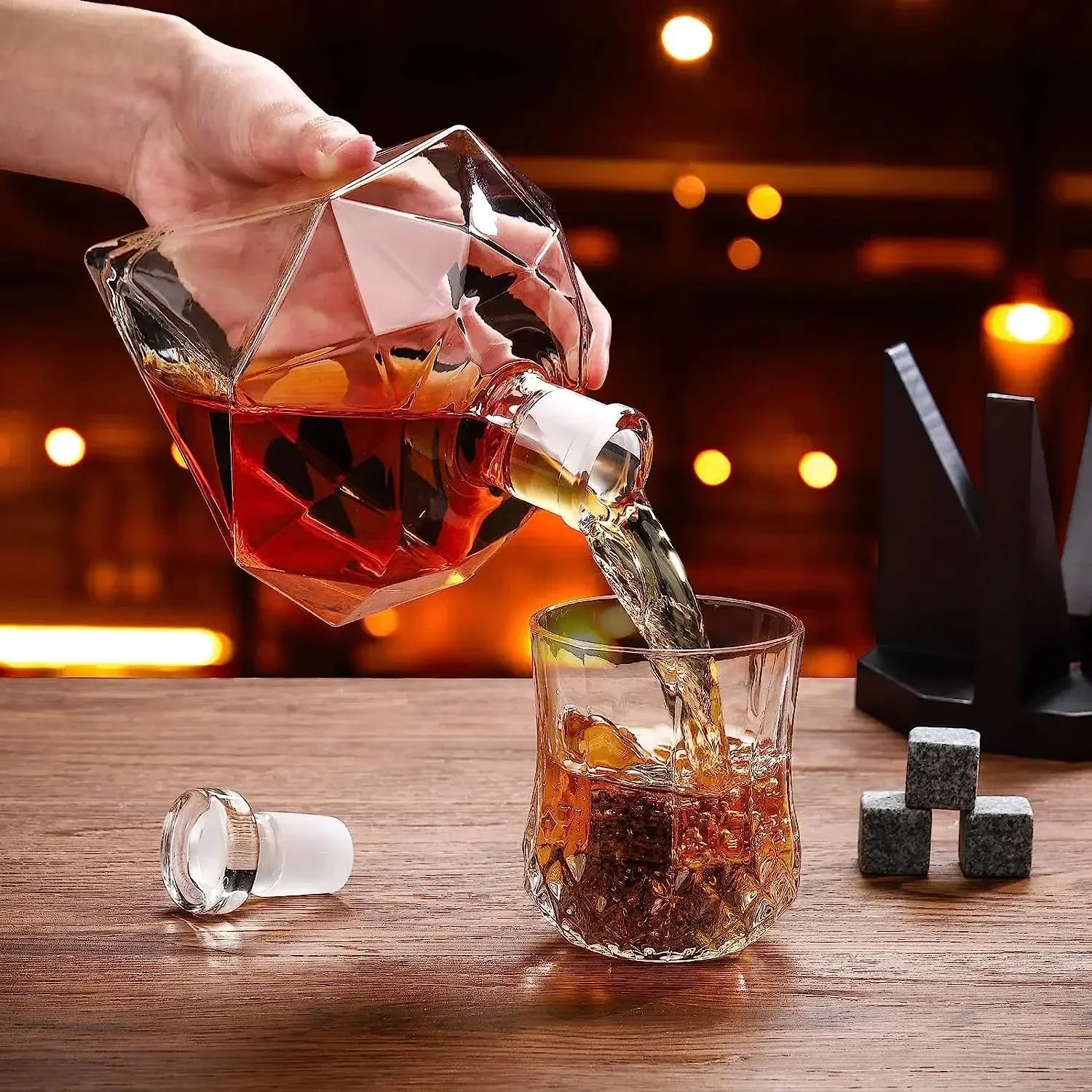 Decanter de Vidro em Formato Diamante com Suporte Madeira Lenogue Transparente