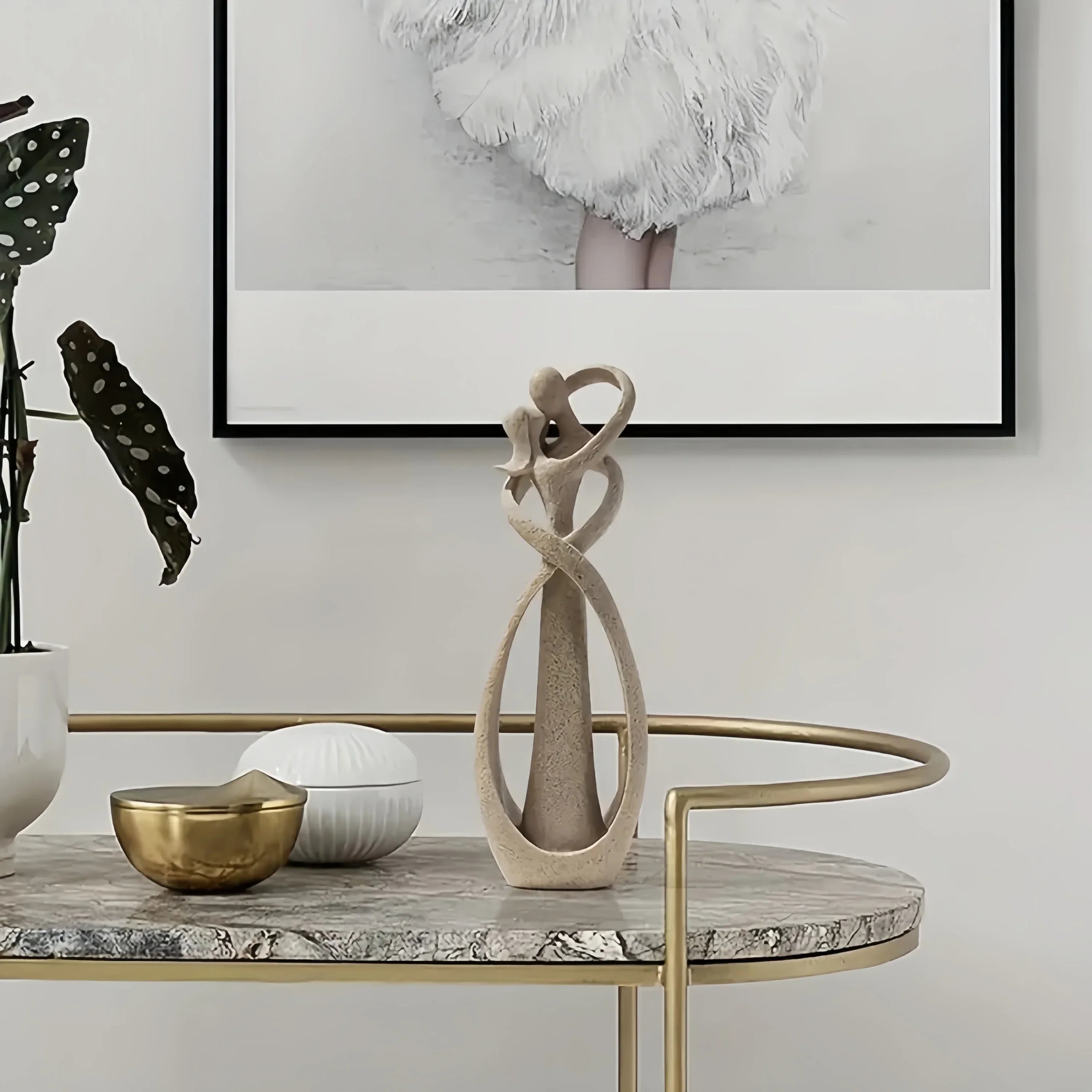 Escultura Abstrata de Casal Beijando em Resina para Decoração Lenogue Bege