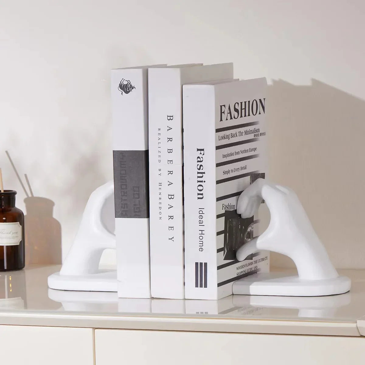 Escultura Apoio de Livros Mãos Douradas para Sala e Quarto Lenogue Branco