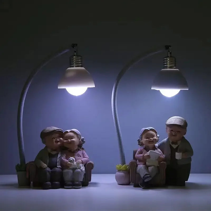 Escultura de Casal Idoso para Decoração Sala e Escritório Lenogue