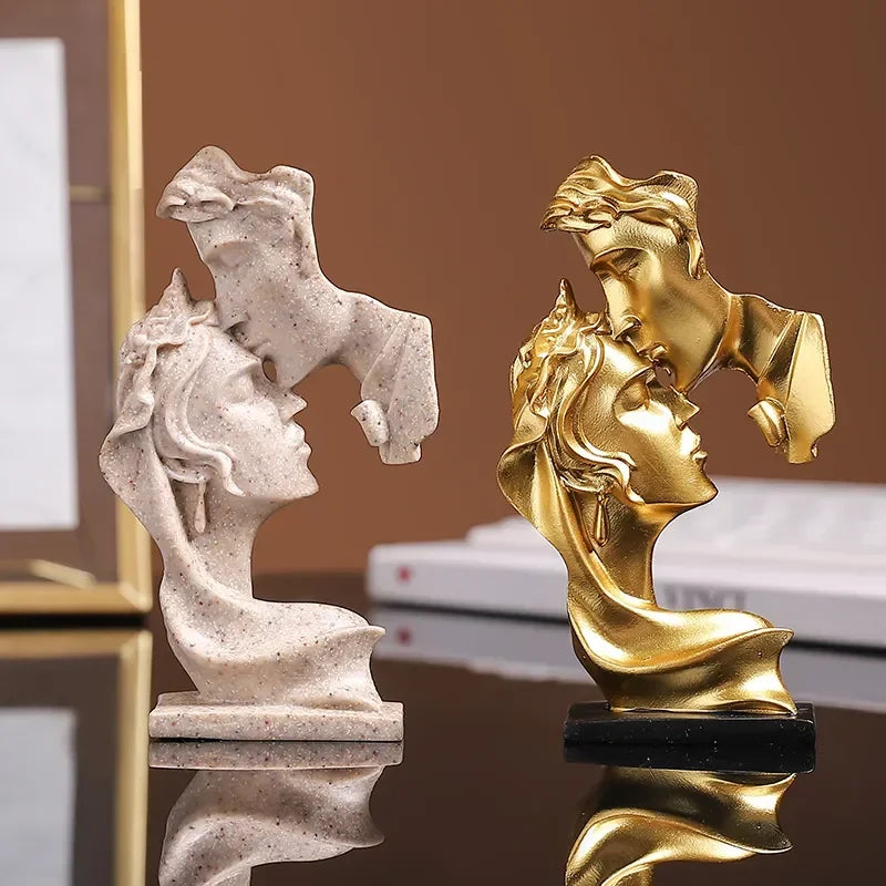 Escultura de Casal se Beijando em Resina para Decorar Lenogue