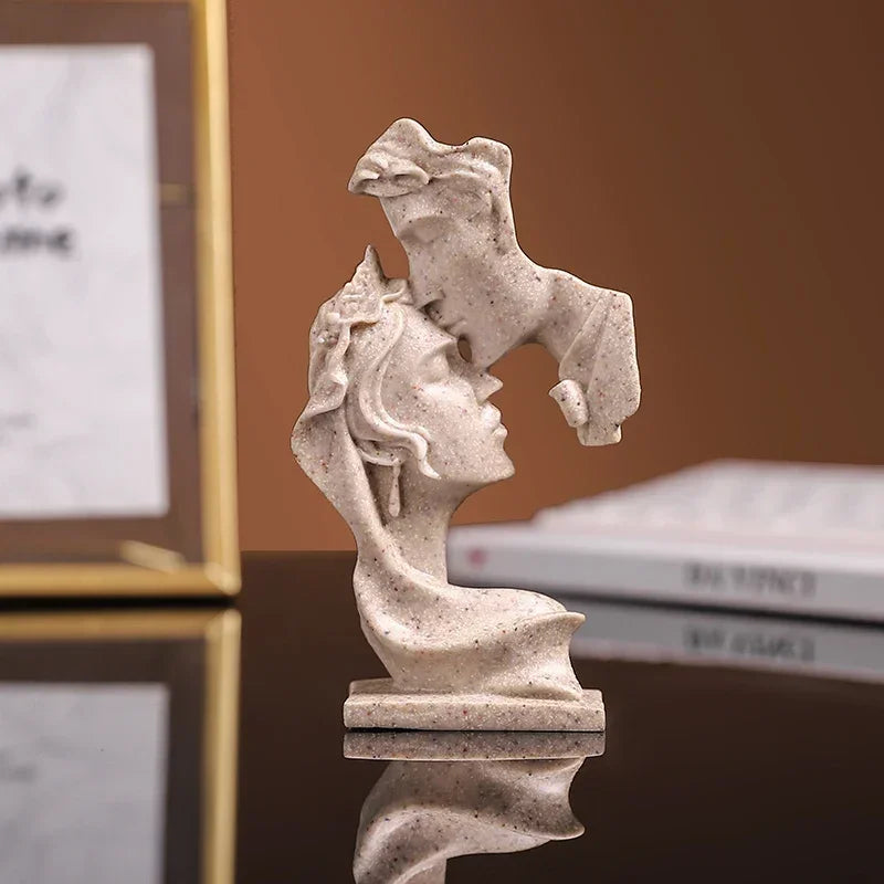 Escultura de Casal se Beijando em Resina para Decorar Lenogue