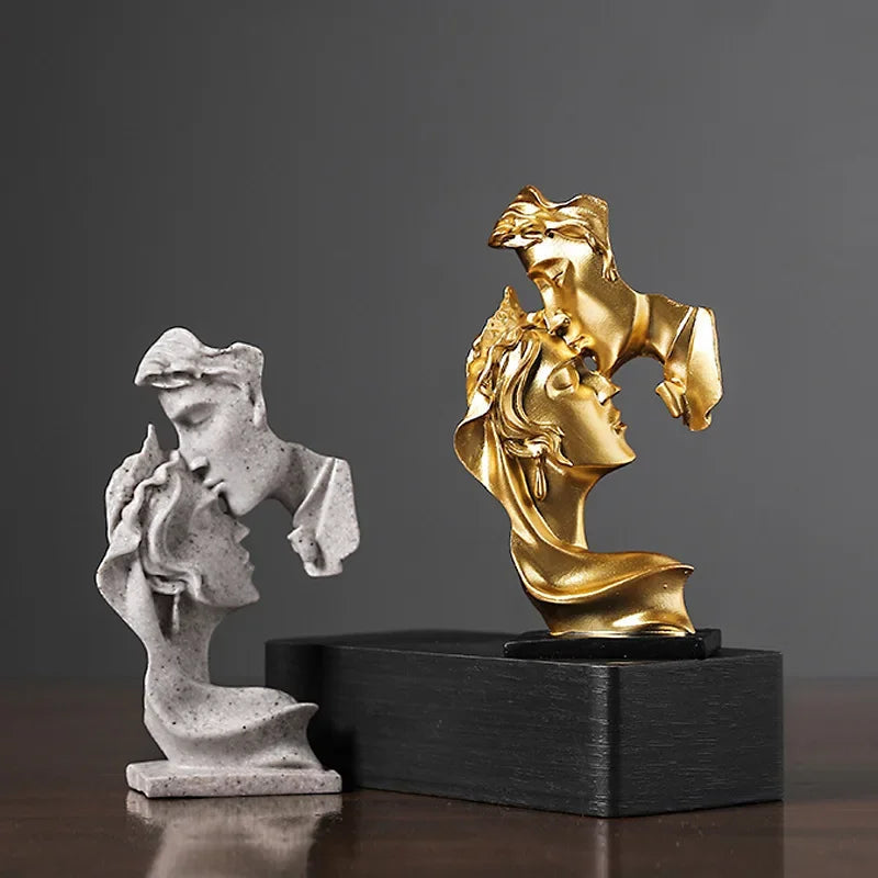 Escultura de Casal se Beijando em Resina para Decorar Lenogue