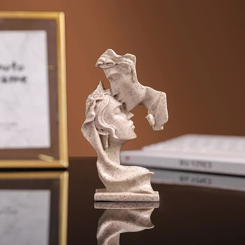 Escultura de Casal se Beijando em Resina para Decorar Lenogue Bege