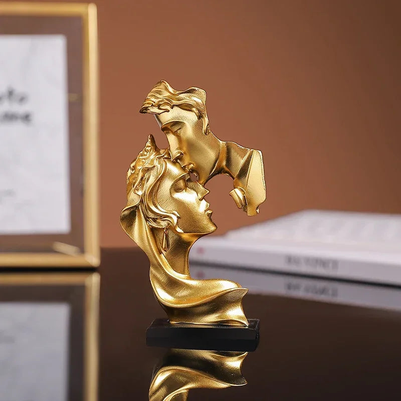 Escultura de Casal se Beijando em Resina para Decorar Lenogue Dourado