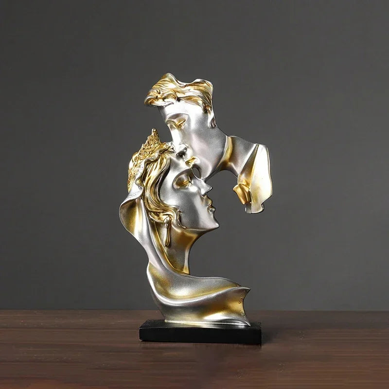 Escultura de Casal se Beijando em Resina para Decorar Lenogue Prata