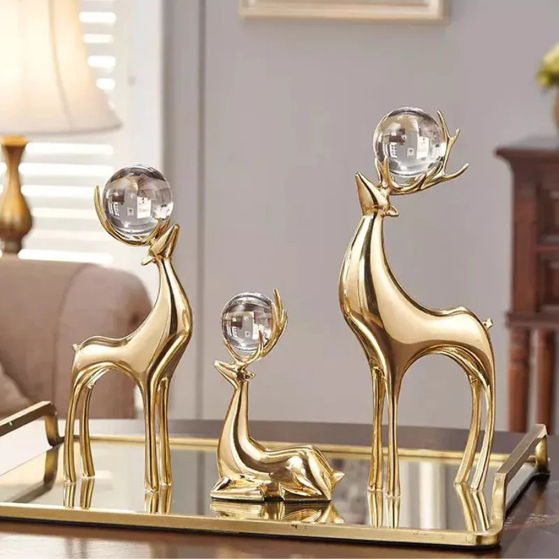 Escultura de Cervo Dourado com Bola Cristal para Sala e Escritório Lenogue