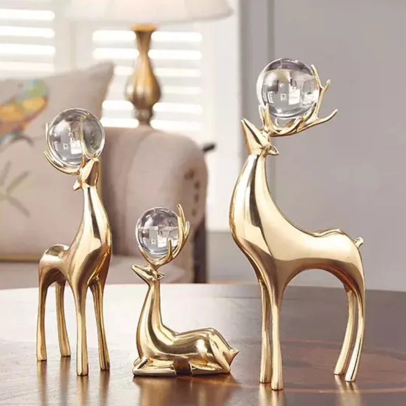 Escultura de Cervo Dourado com Bola Cristal para Sala e Escritório Lenogue