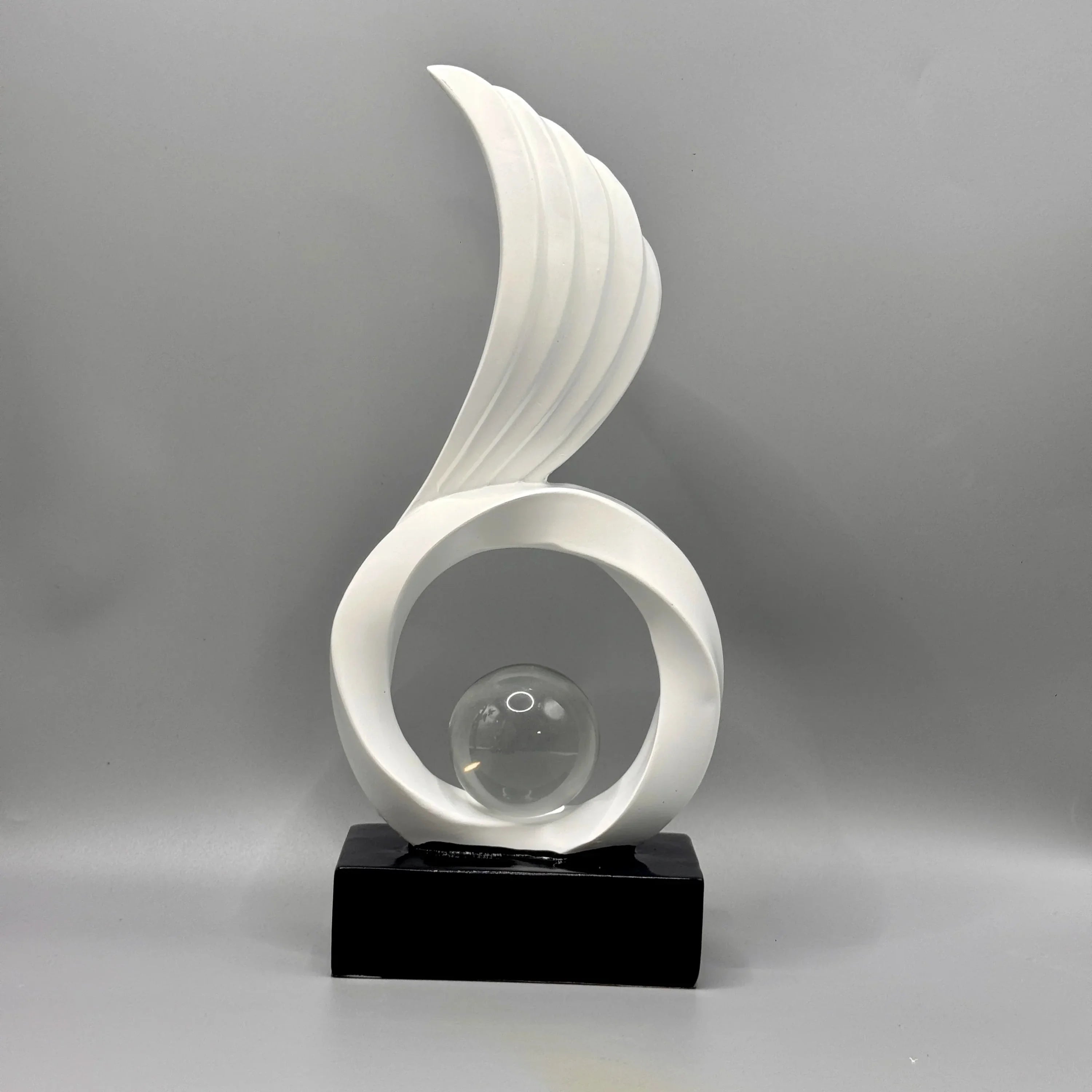 Escultura Decorativa com Asas e Esfera de Cristal para Sala Lenogue