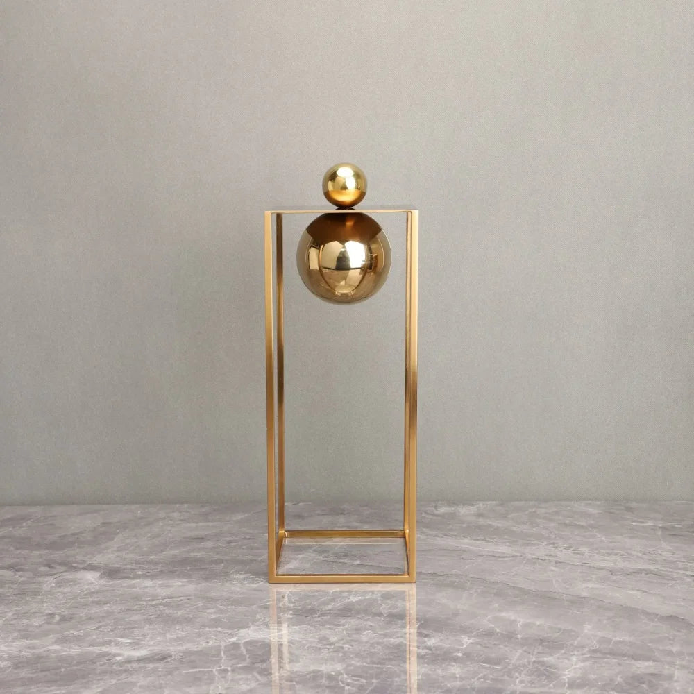 Escultura Geométrica Abstrata com Esfera e Moldura Dourada em Metal Lenogue