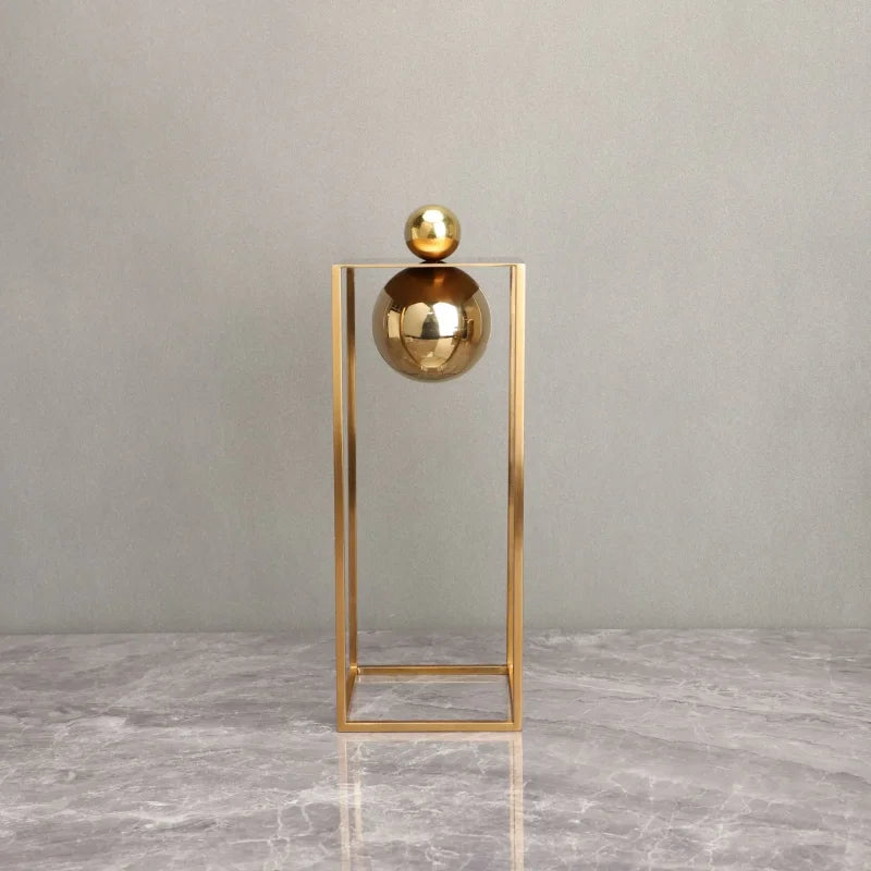 Escultura Geométrica Abstrata com Esfera e Moldura Dourada em Metal Lenogue