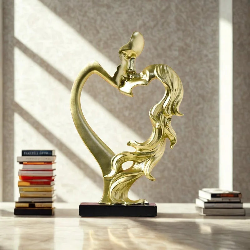 Escultura Nórdica de Casal se Beijando em Resina para Sala Lenogue Dourado