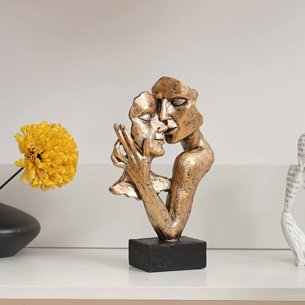 Escultura Pequena de Casal Abraçado para Estante Lenogue