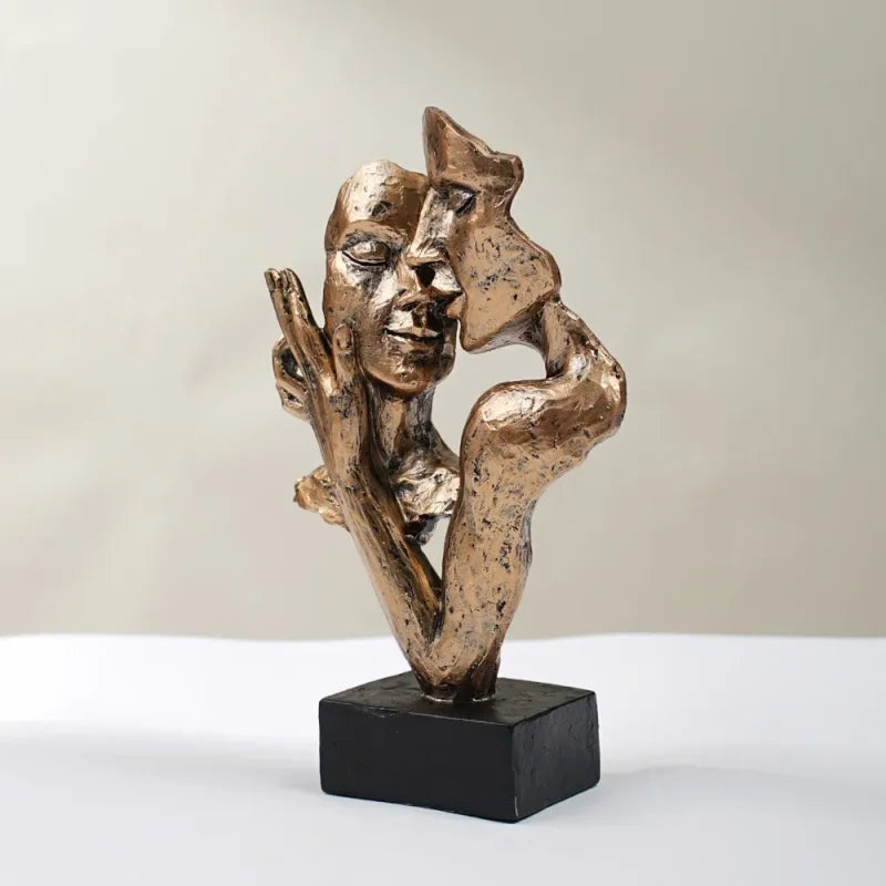 Escultura Pequena de Casal Abraçado para Estante Lenogue Dourado