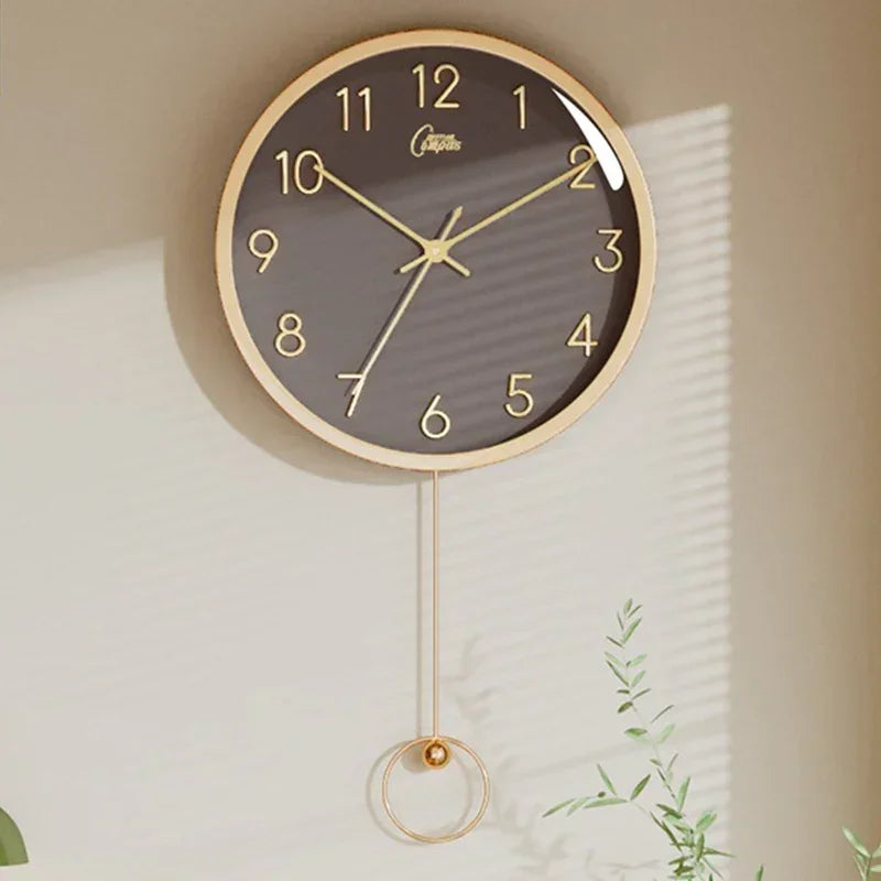 Relógio de Parede em Madeira Circular com Pêndulo para Sala Lenogue Marrom