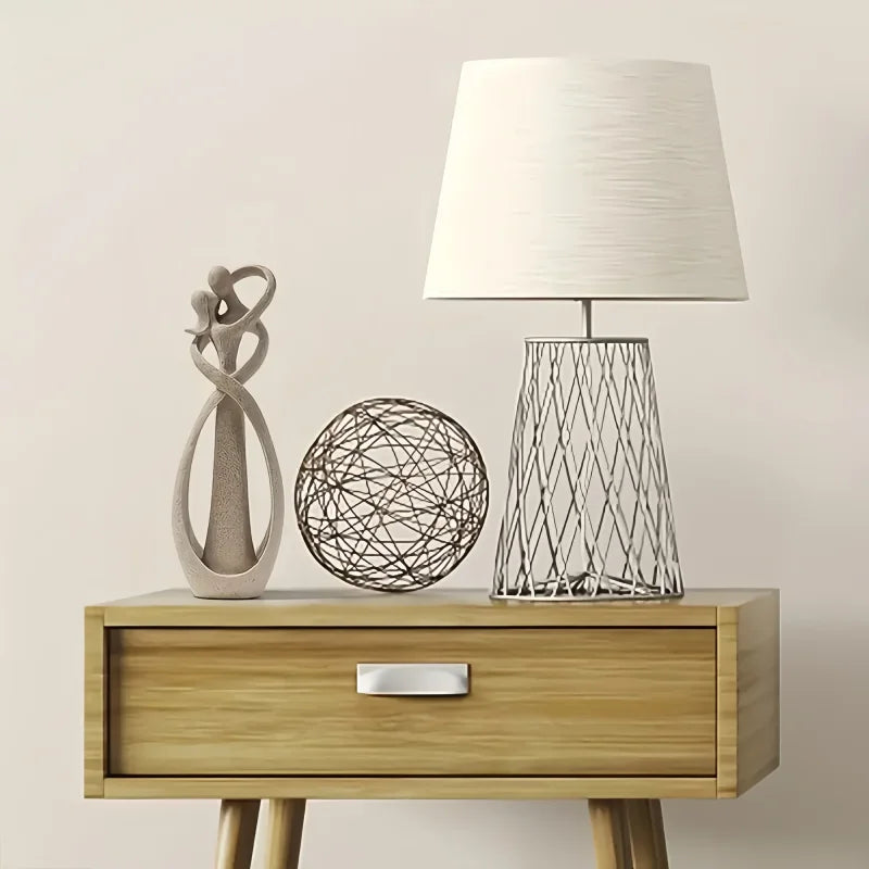 Escultura Abstrata de Casal Beijando em Resina para Decoração Lenogue Bege