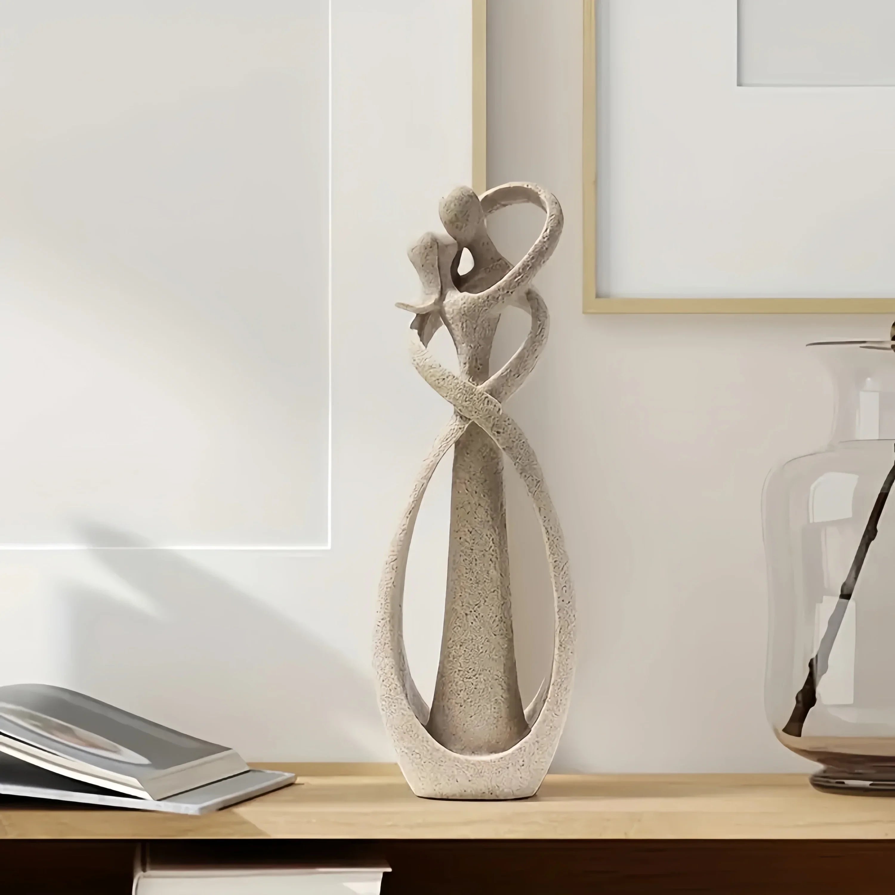 Escultura Abstrata de Casal Beijando em Resina para Decoração Lenogue Bege