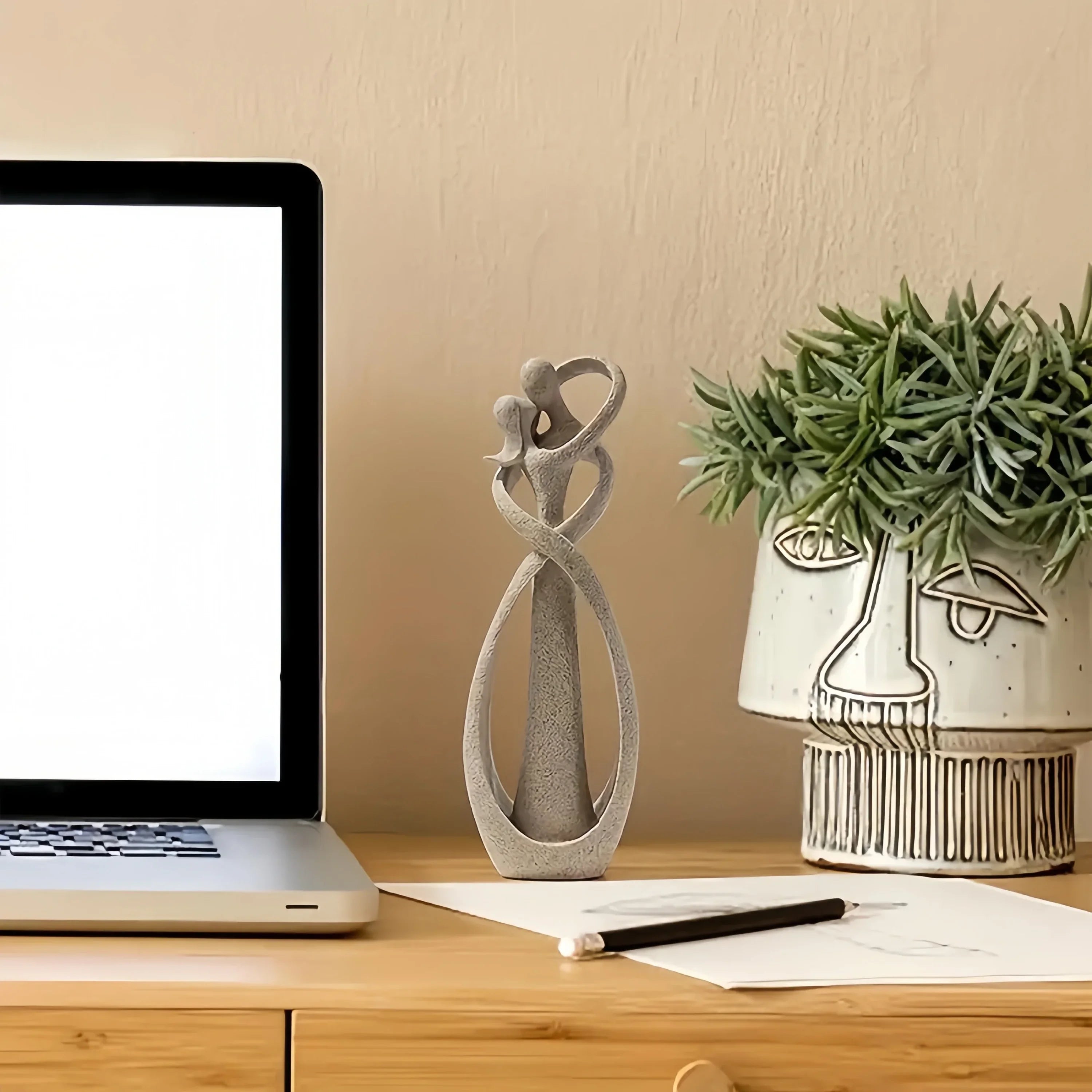 Escultura Abstrata de Casal Beijando em Resina para Decoração Lenogue Bege