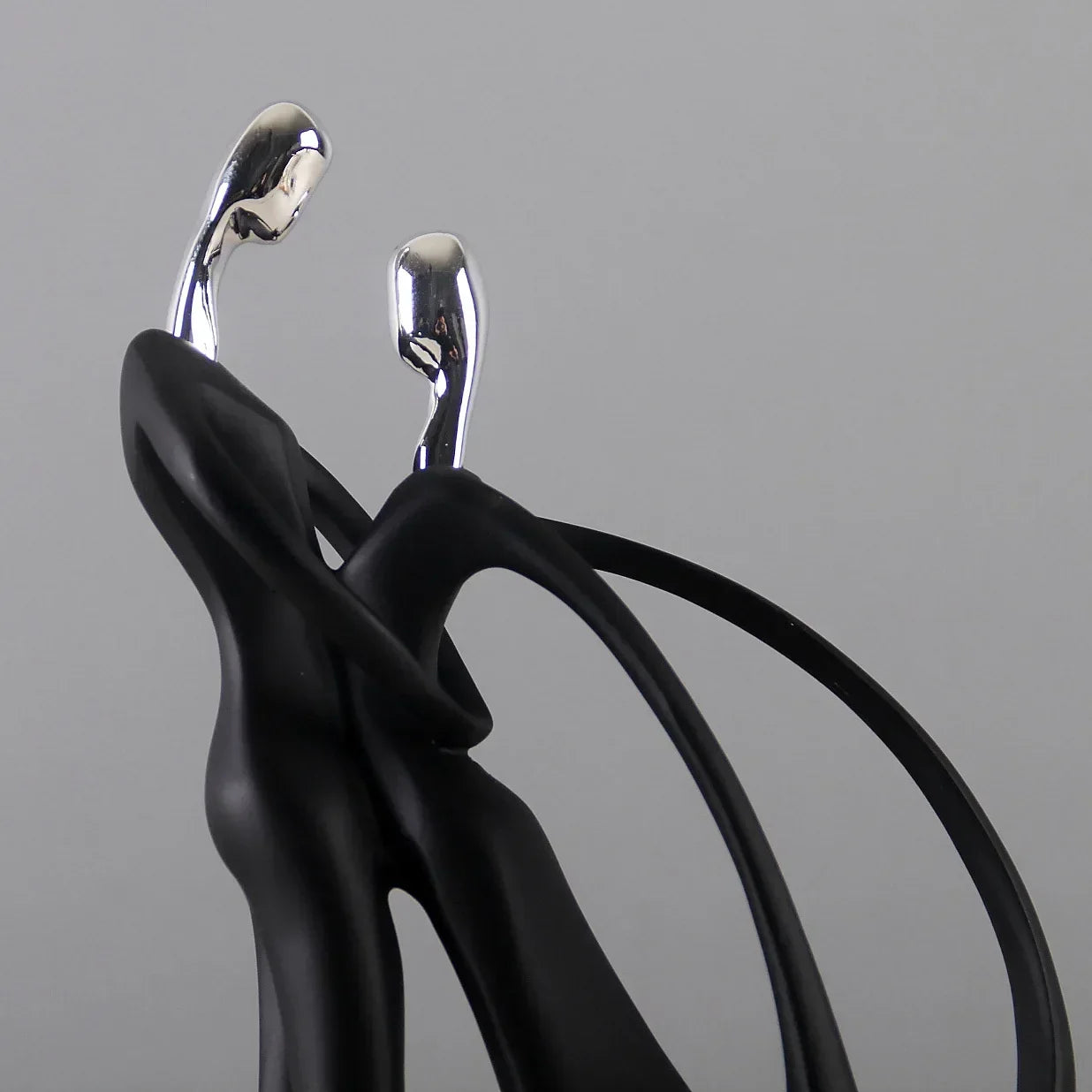 Escultura de Casal Dançando em Resina Estilo Nórdico para Sala Lenogue