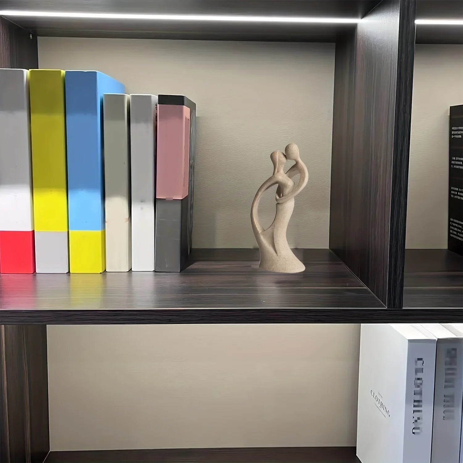 Escultura de Casal em Arenito Natural Feita à Mão para Sala Lenogue Bege