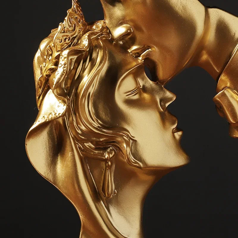 Escultura de Casal se Beijando em Resina para Decorar Lenogue