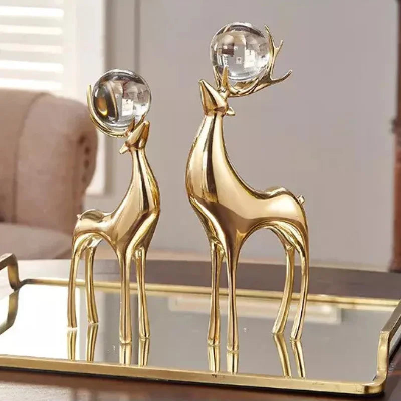 Escultura de Cervo Dourado com Bola de Cristal para Sala e Escritório Lenogue