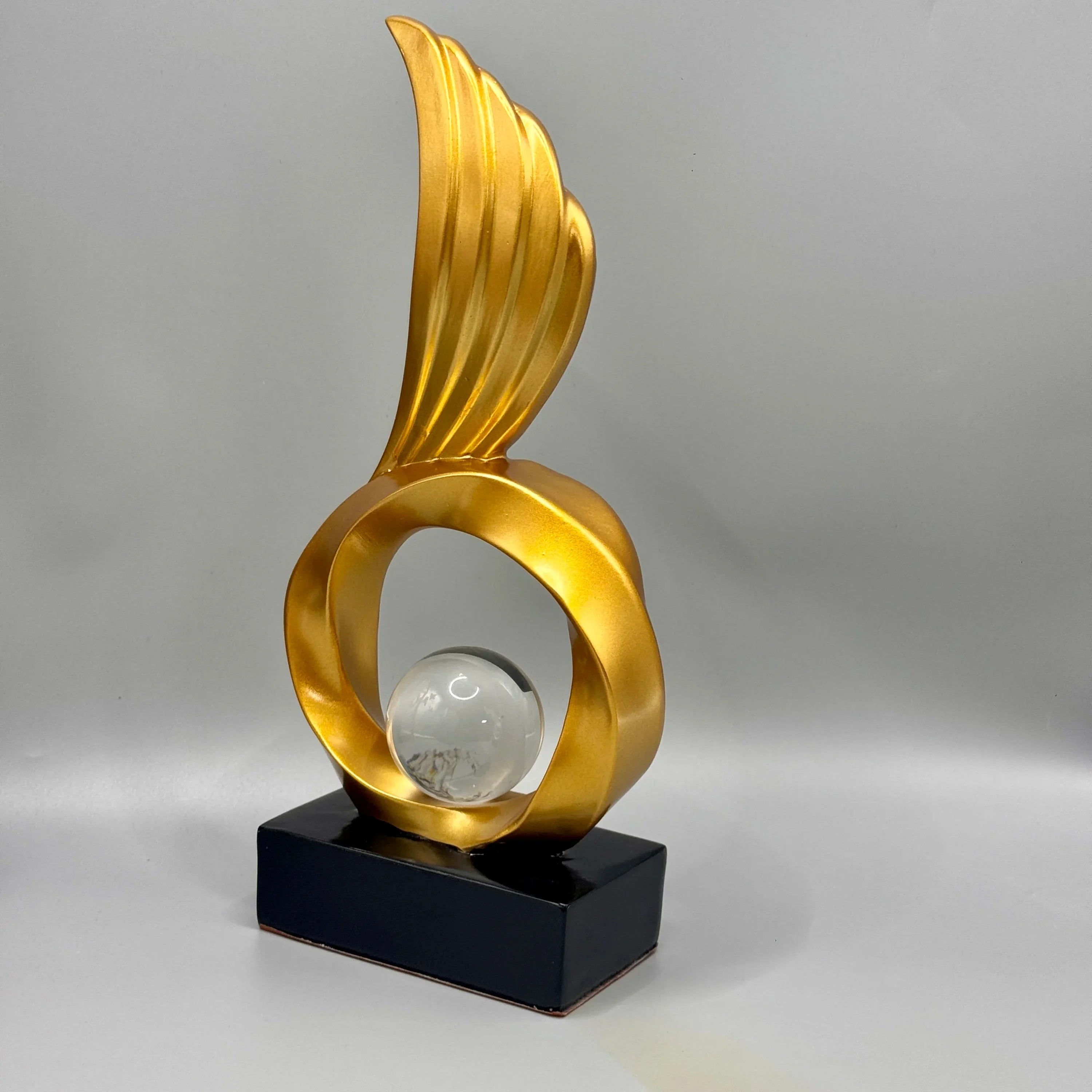 Escultura Decorativa com Asas e Esfera de Cristal para Sala Lenogue Dourado