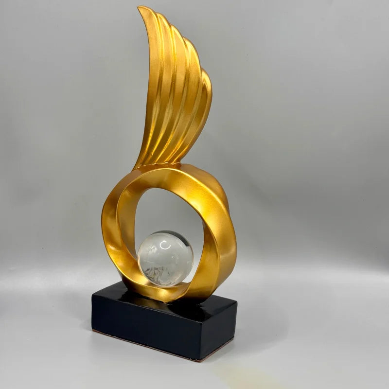 Escultura Decorativa com Asas e Esfera de Cristal para Sala Lenogue Dourado