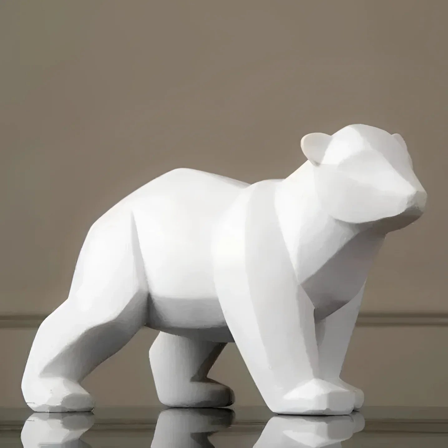 Escultura Decorativa de Urso Polar Geométrico em Resina Lenogue
