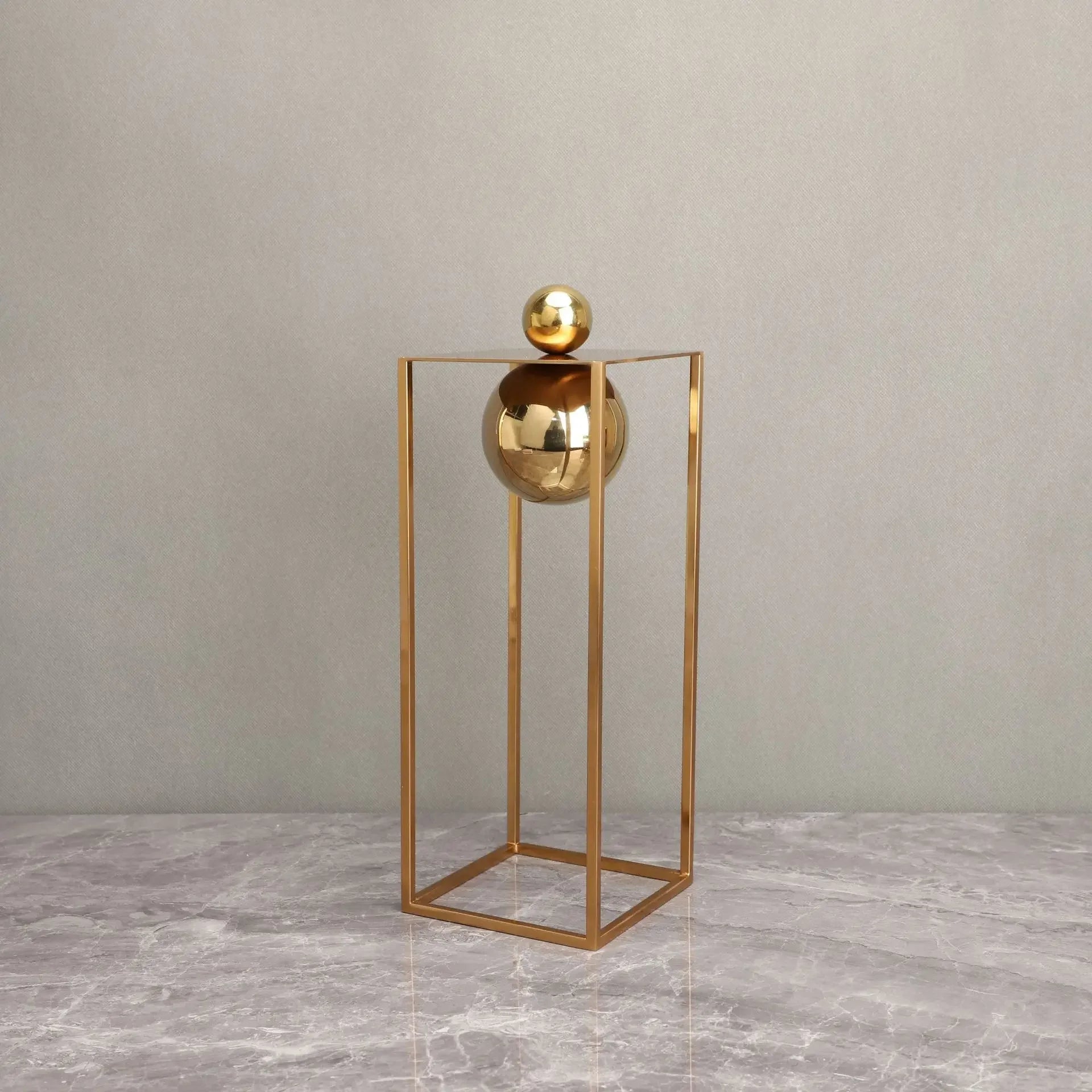 Escultura Geométrica Abstrata com Esfera e Moldura Dourada em Metal Lenogue Mod. c