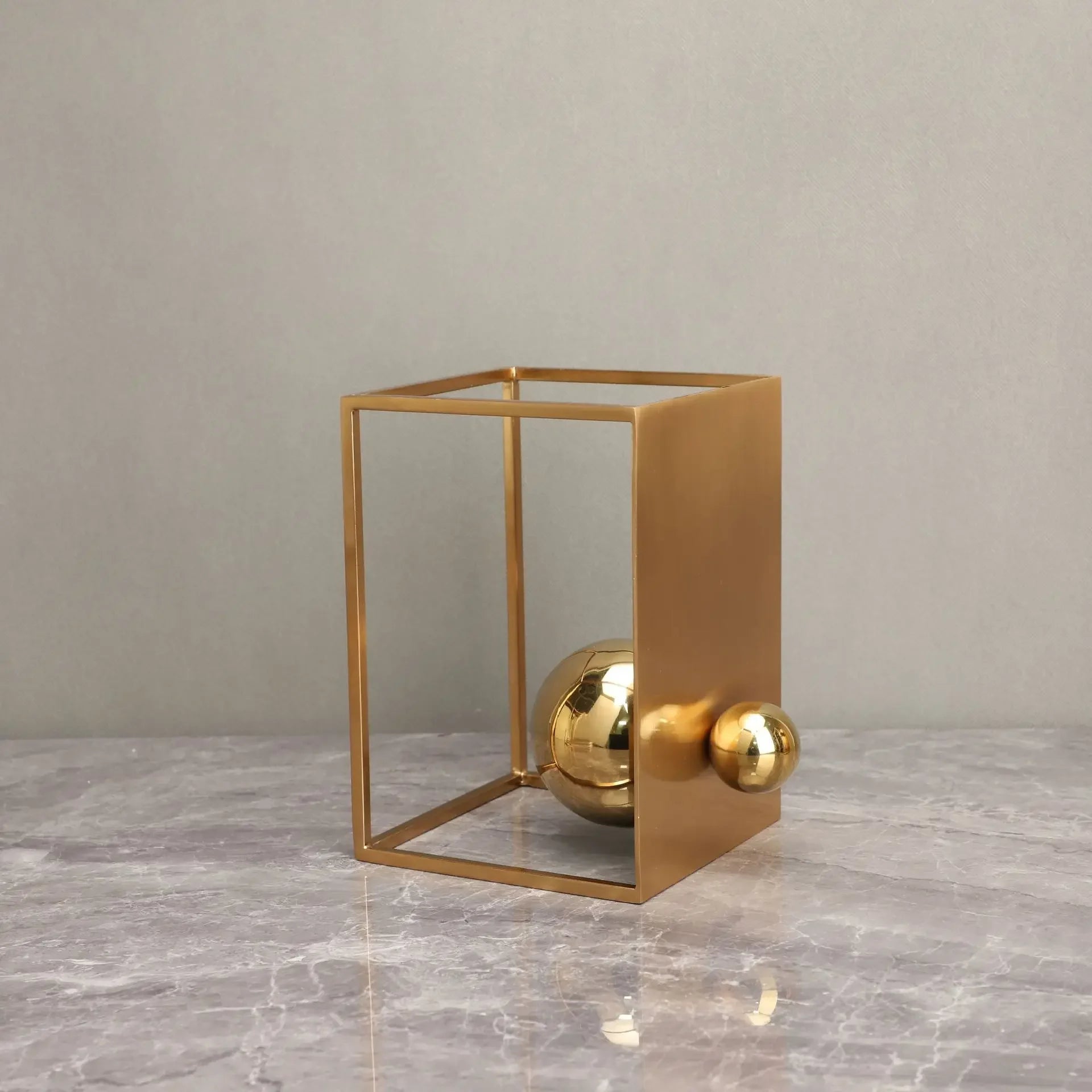 Escultura Geométrica Abstrata com Esfera e Moldura Dourada em Metal Lenogue Mod.