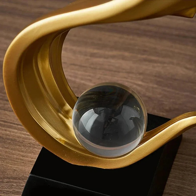 Estátua Moderna de Resina com Bola Cristal para Decoração Lenogue