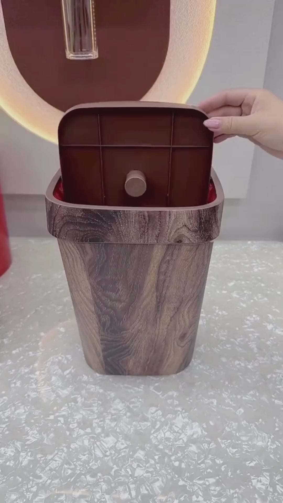 Lixeira Retrô com Textura de Madeira para Banheiro Lenogue